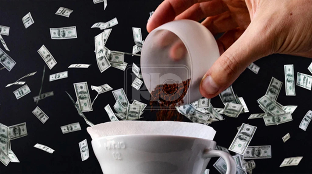 یک دست در حال ریختن قهوه