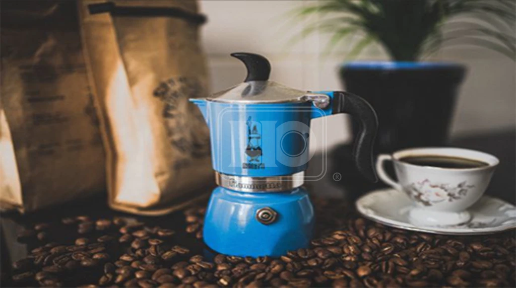یک موکاپات در کنار یک فنجان قهوه