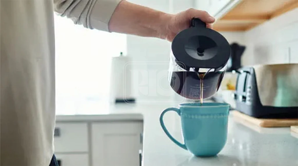 یک قوری قهوه و فنجان آبی