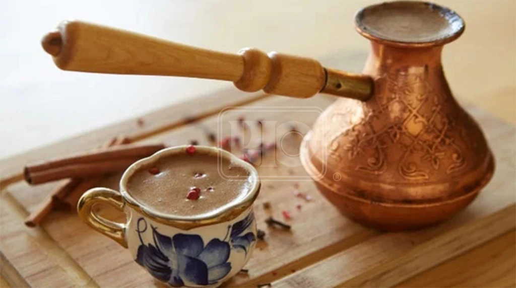 جذوه مسی قدیمی و فنجان قدیمی قهوه ترک چینی آبی و طلایی