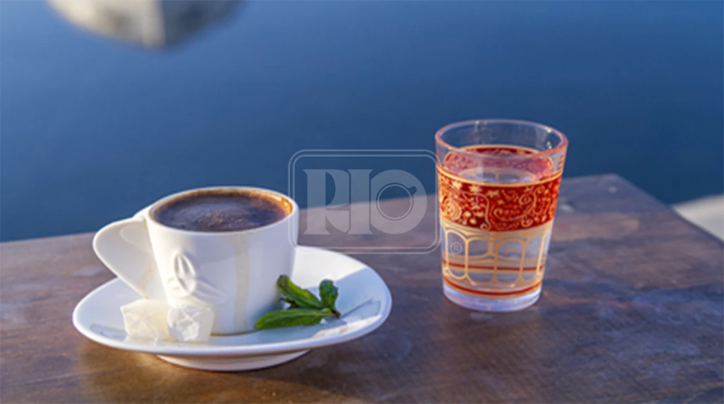 یک فنجان قهوه ترک و یک لیوان آب و راحت حلقوم
