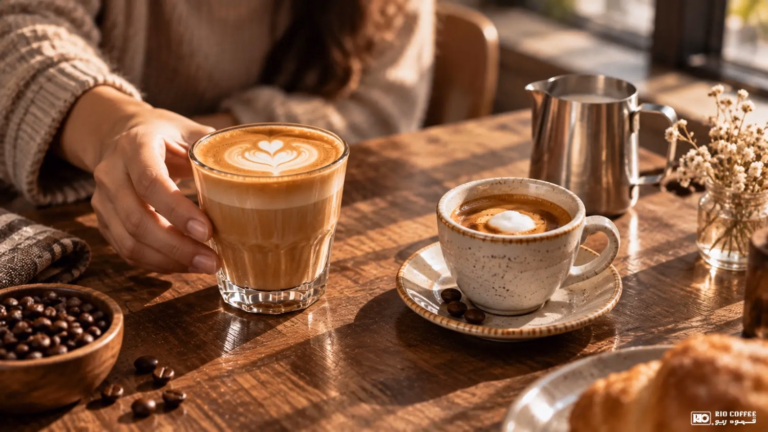 rio-cortado-macchiato-lifestyle-white-logo.webp