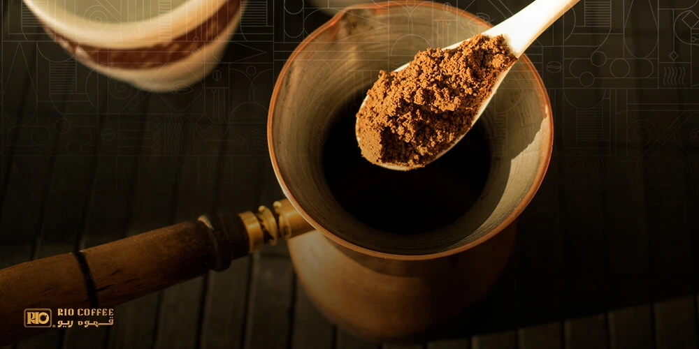 مناسب ترین قاشق برای هم زدن قهوه ترک، قاشق چوبی است - طرز تهیه قهوه ترک + فیلم آموزشی آماده سازی قدم به قدم